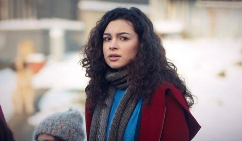 Cine este și câți ani are Su Burcu Yazgı Coşkun, superba actriță care interpretează rolul Asiye în noul serialul turcesc Totul pentru familia mea! Talentata actriță a debutat pe platourile de filmare la vârsta de 8 ani